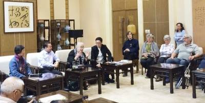 丹麦学者携友重游扬州 赞城市文化惠民新气象——免费书场引热议